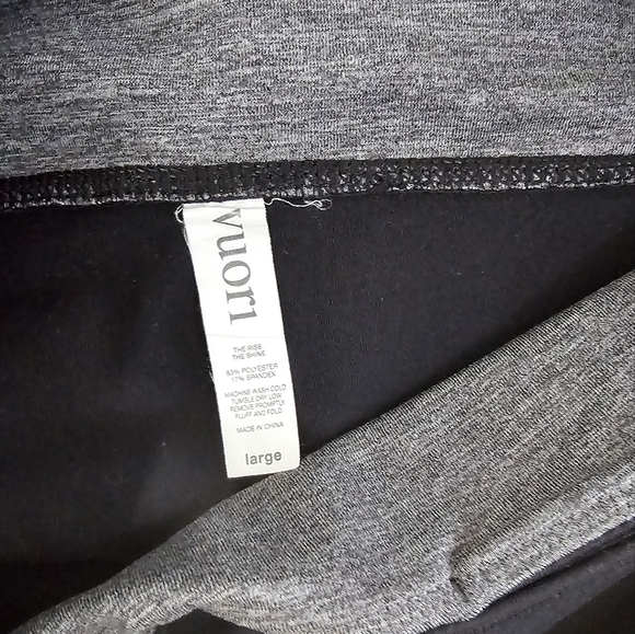 Vuori Black And Grey Camo Leggings with Wide Waistband and Slim Fit - Picture 6 of 7